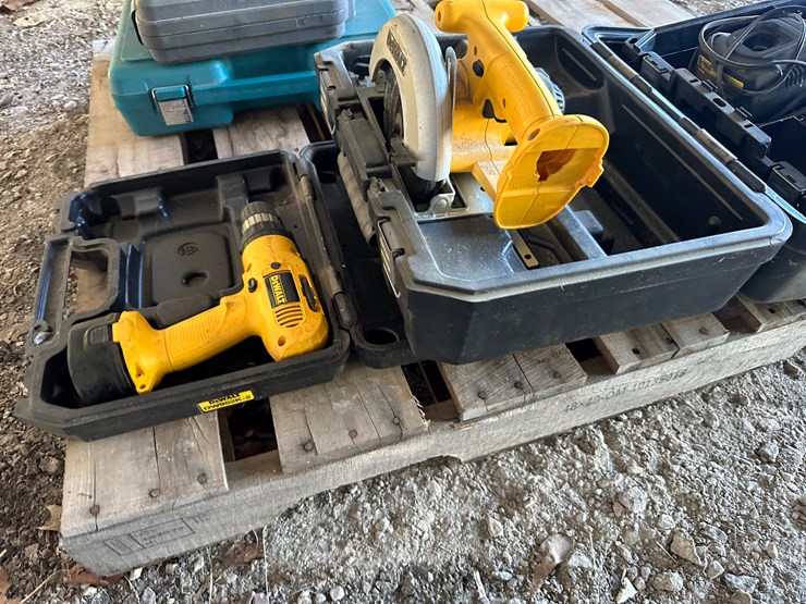 #35869-•-dewalt-(2)-drills-&-circular-saw-image-5
