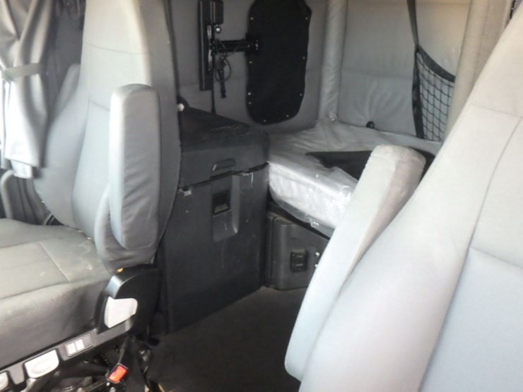 2022-freightliner-cascadia-126-image-22