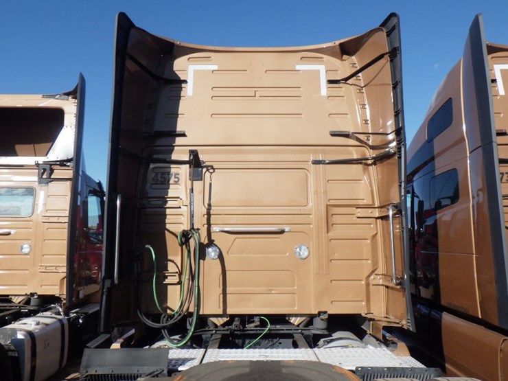 2022-volvo-vnl-760-image-11