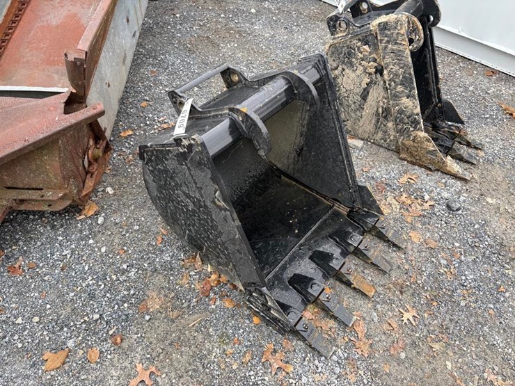 x-change-bucket-for-a-bobcat-excavator-image-3