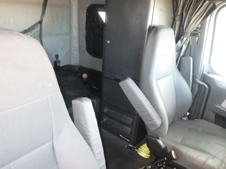 2022-freightliner-cascadia-126-image-5