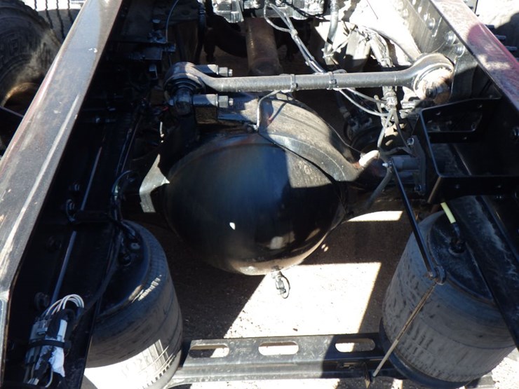 2022-volvo-vnl-300-image-9