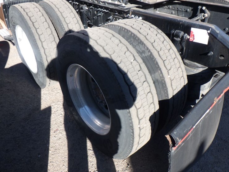 2022-volvo-vnl-760-image-12