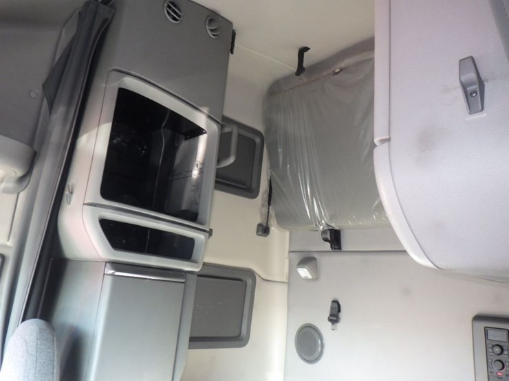 2020-volvo-vnl-760-image-18