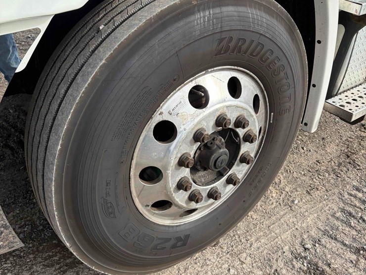 2019-freightliner-cascadia-single-axle-road-tractor-image-21