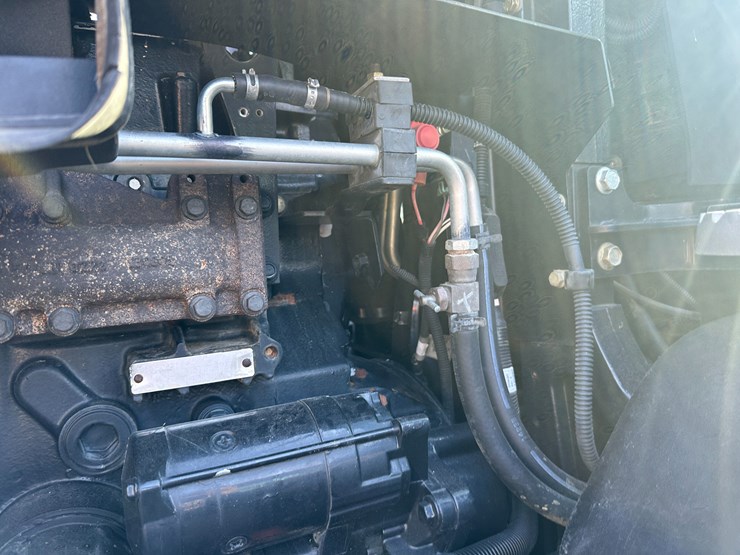 2014-new-holland-t8.330-image-59