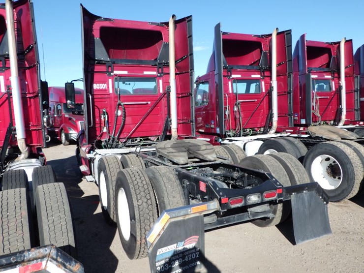 2021-volvo-vnl-300-image-15