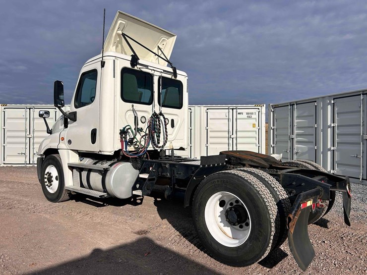 2020-freightliner-cascadia-single-axle-road-tractor-image-3