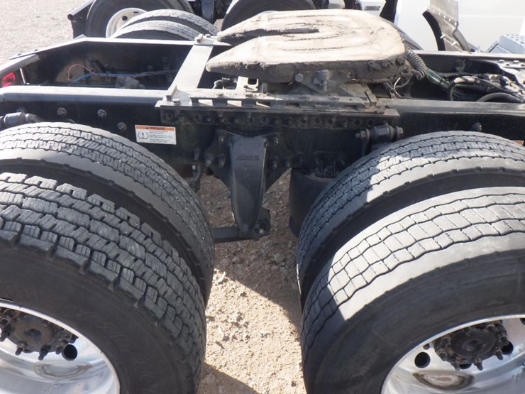 2022-freightliner-cascadia-126-image-8