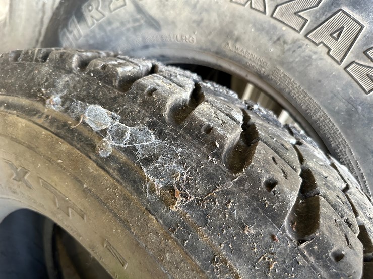 #35097-•-lot-of-miscellaneous-tires-image-11