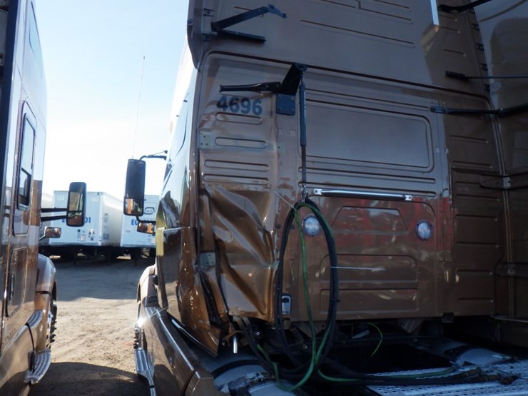 2023-volvo-vnl-760-image-15