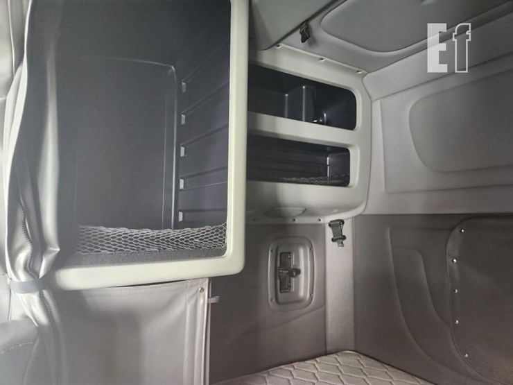 2016-peterbilt-389-image-16