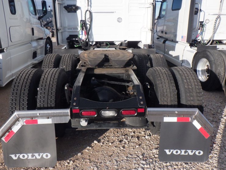 2022-volvo-vnl-860-image-12