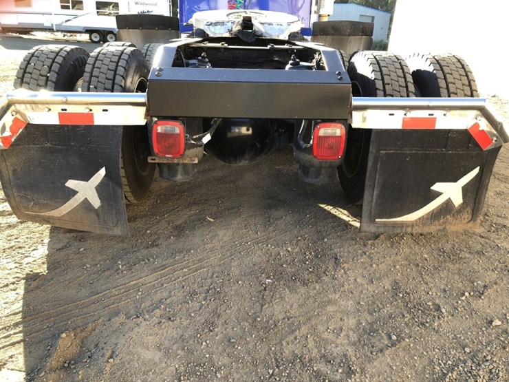 2015-peterbilt-389-image-12