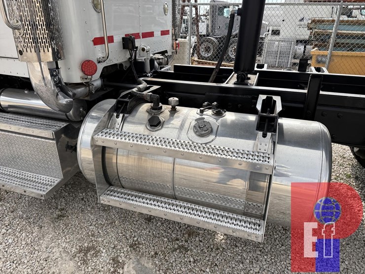 2014-peterbilt-388-image-11