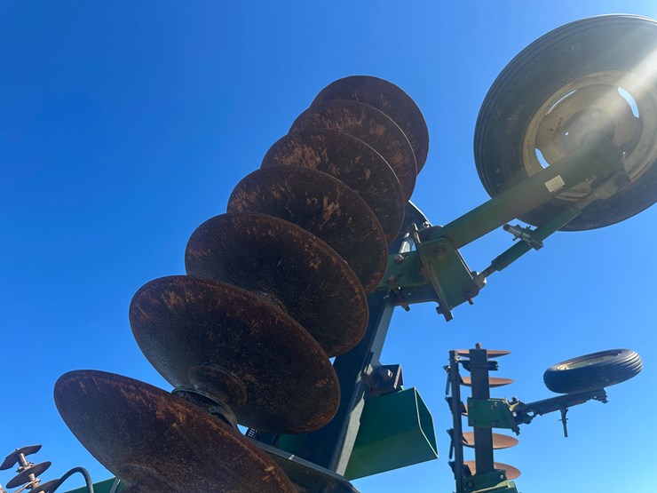 john-deere-32-image-39