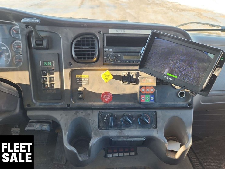 2008-freightliner-m2-106-image-22