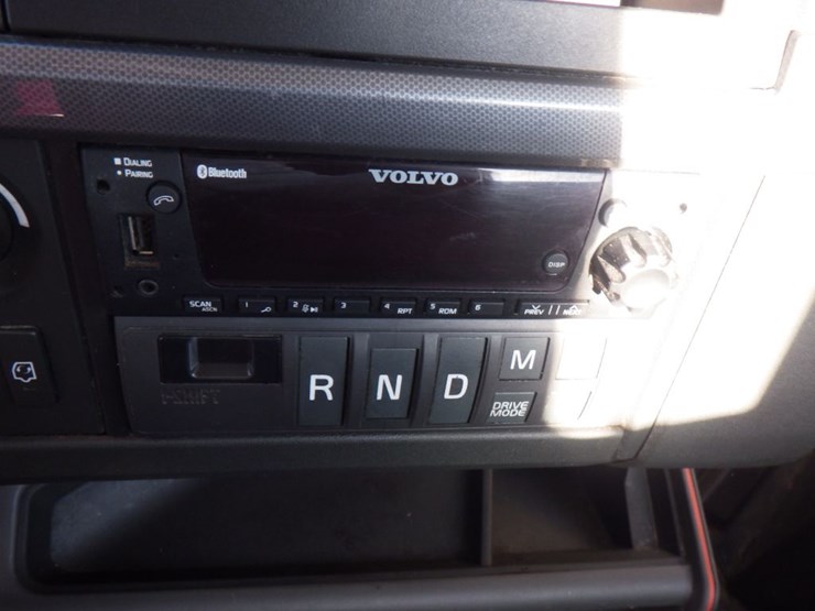 2022-volvo-vnl-300-image-16