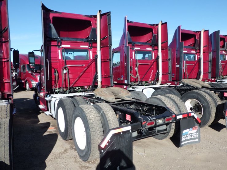 2021-volvo-vnl-300-image-14