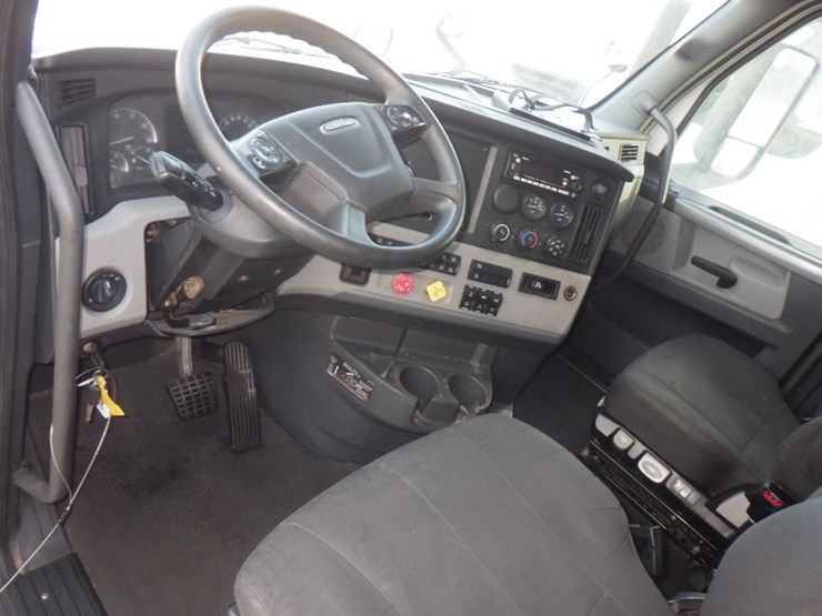 2022-freightliner-cascadia-126-image-16