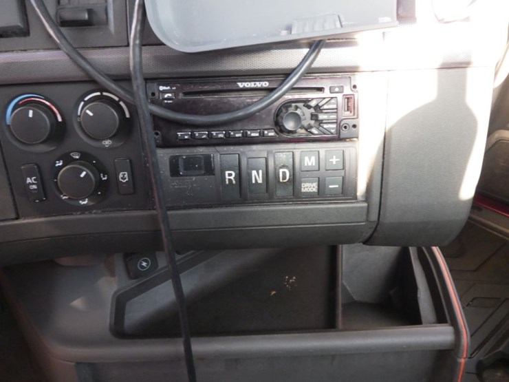 2021-volvo-vnl-300-image-23