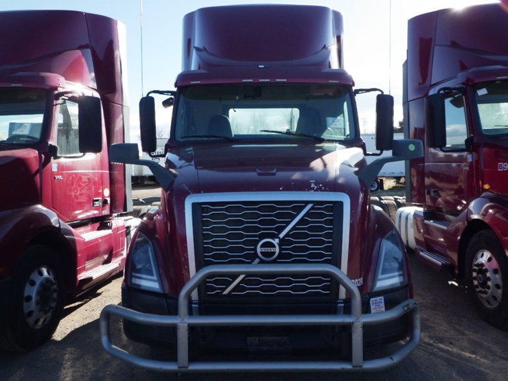 2021-volvo-vnl-300-image-2