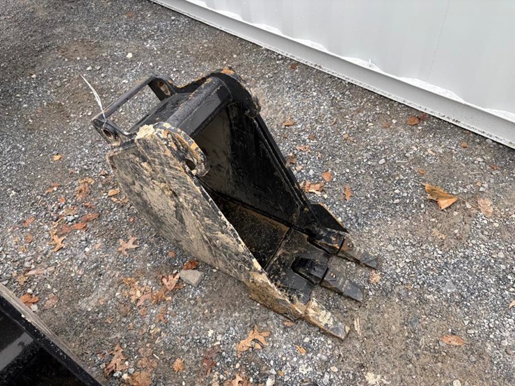 x-change-bucket-for-a-bobcat-excavator-image-2