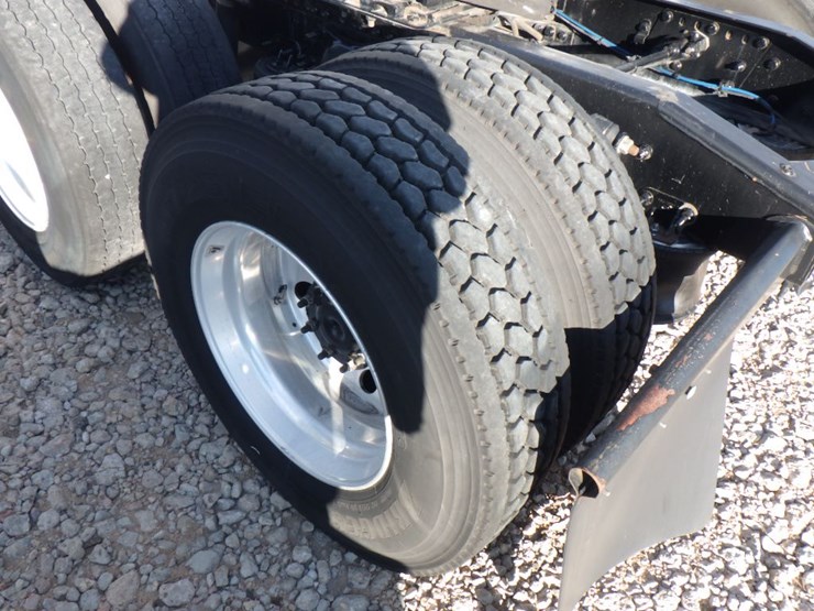 2022-freightliner-cascadia-126-image-15