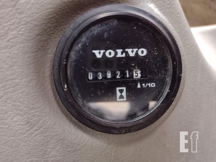 2015-volvo-ec220e-lr-image-11