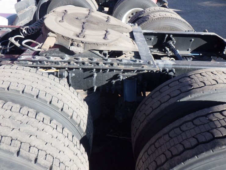 2022-volvo-vnl-300-image-14