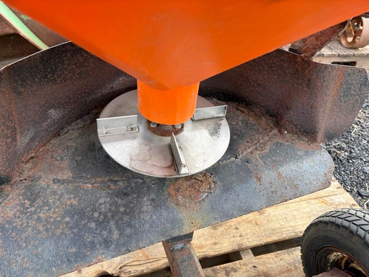 tailgate-salt-spreader-image-5