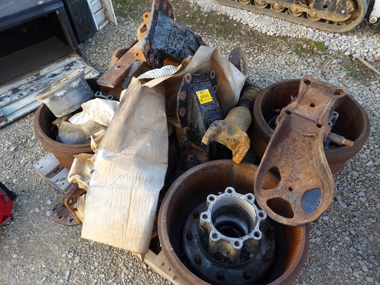 #4871-•-**-lot-of-semi-truck-parts-image-1