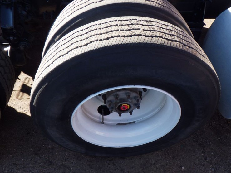 2022-volvo-vnl-300-image-8