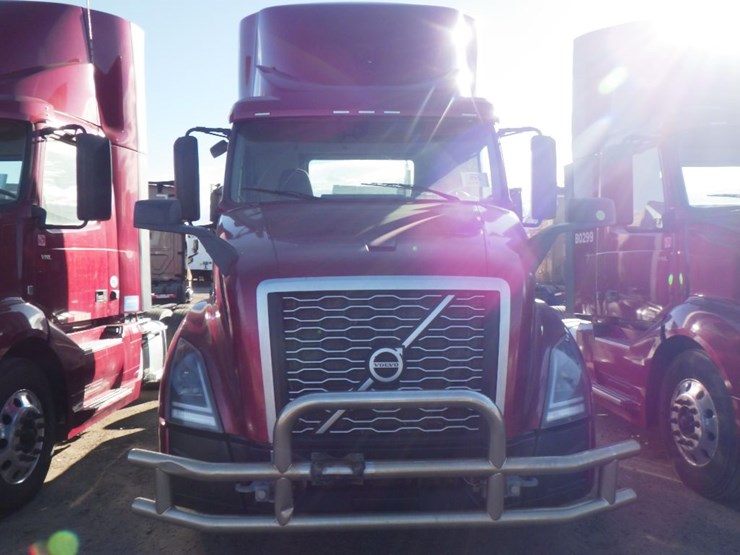 2022-volvo-vnl-300-image-2