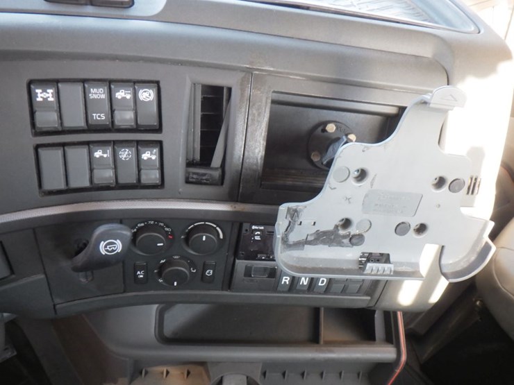 2022-volvo-vnl-300-image-16