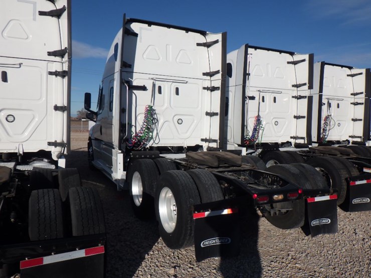 2022-freightliner-cascadia-126-image-13