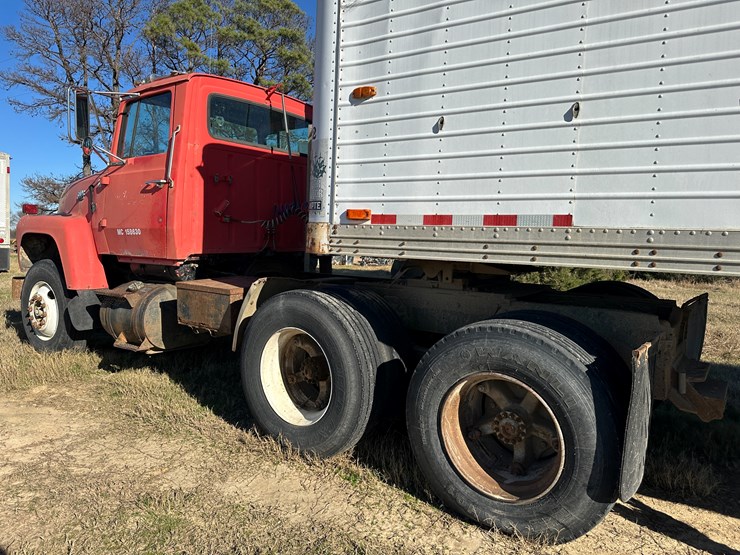 1974-ford-9000-image-4