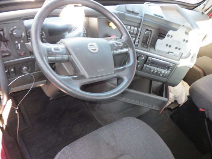 2022-volvo-vnl-300-image-19