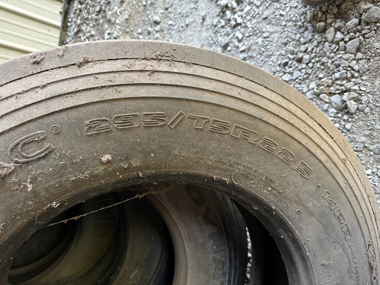 #35097-•-lot-of-miscellaneous-tires-image-5