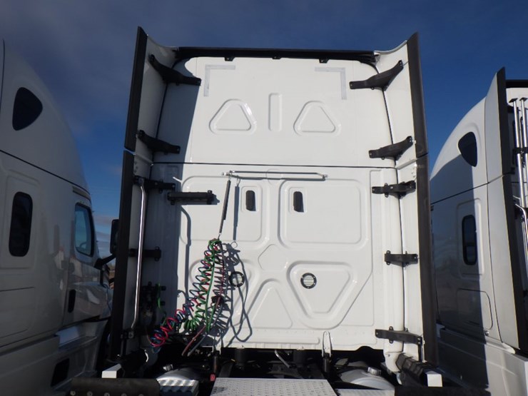 2022-freightliner-cascadia-126-image-12