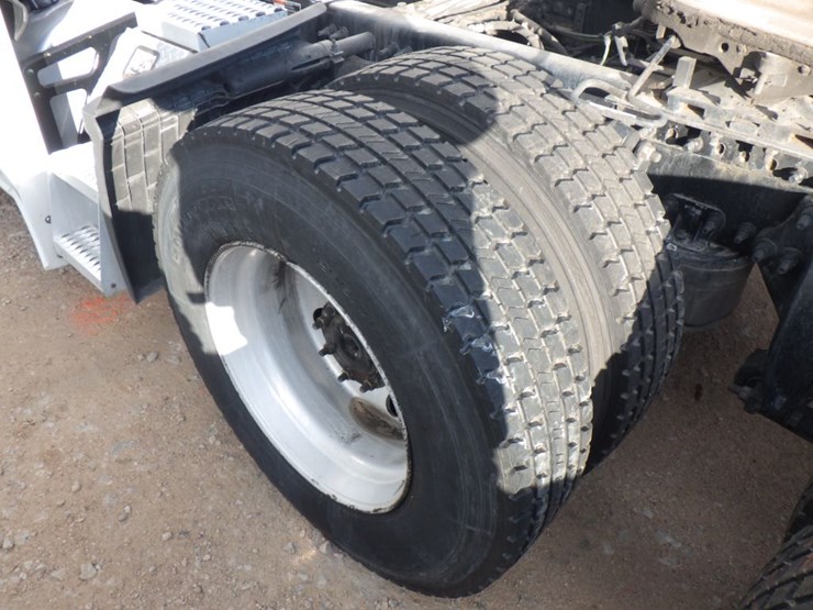 2022-freightliner-cascadia-126-image-16