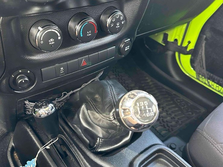 2013-jeep-wrangler-sport-image-16