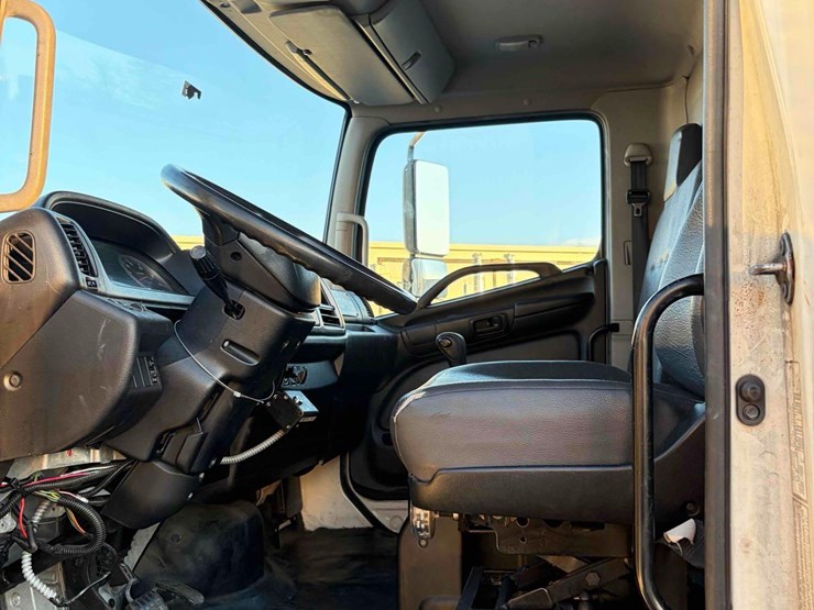 2011-hino-268-image-11