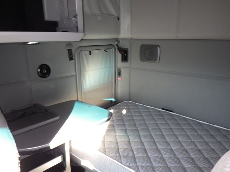 2022-kenworth-t680-image-23