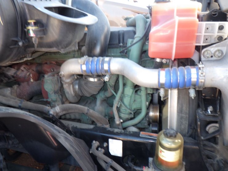 2022-volvo-vnl-760-image-28