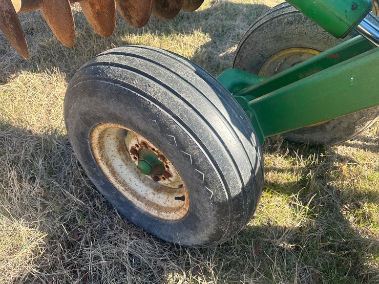 john-deere-32-image-11