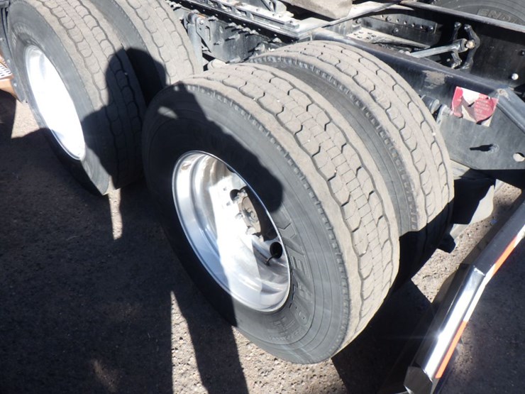 2022-volvo-vnl-760-image-11