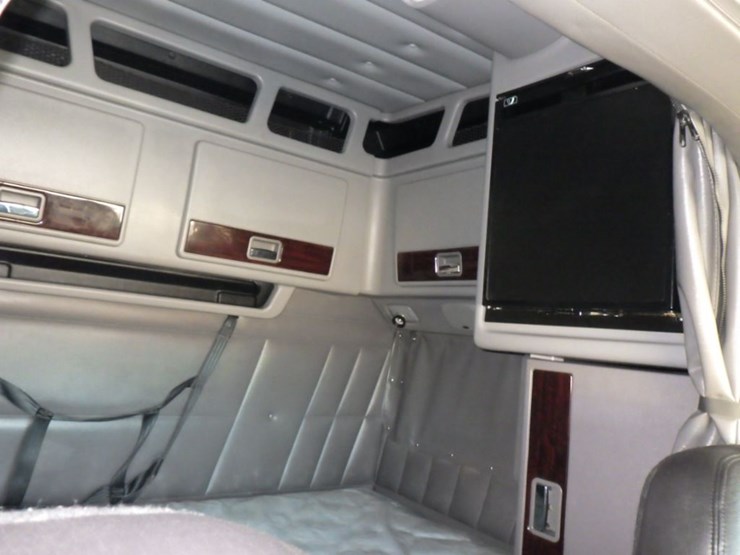 2023-peterbilt-389-image-4