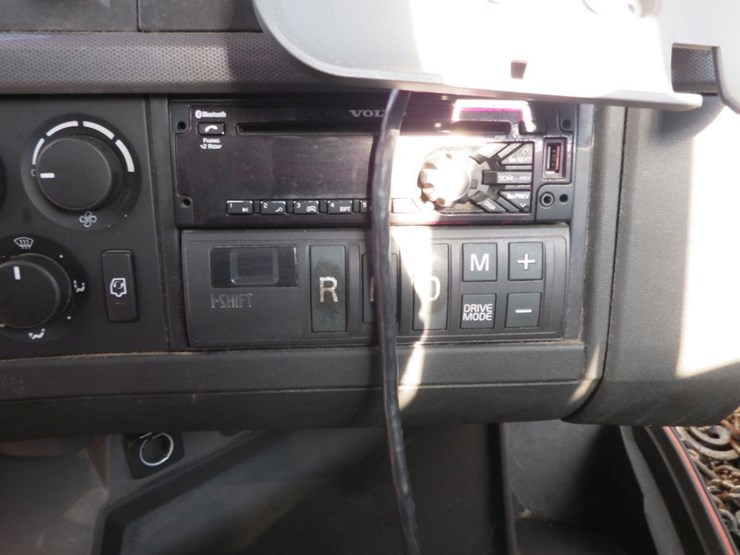 2021-volvo-vnl-300-image-23