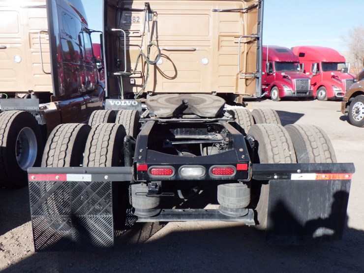 2022-volvo-vnl-760-image-11